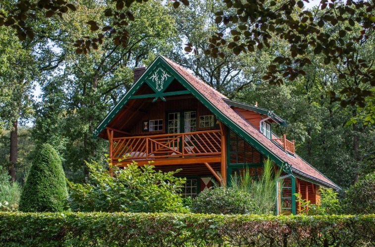 Een sprookjesachtig zomerhuis in chaletstijl 