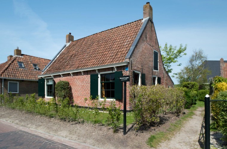 Authentiek vissershuisje uit 1836 direct aan de Waddendijk in het meest noordelijke plaatsje van Friesland