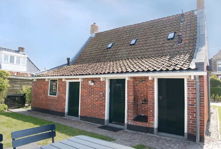 Authentiek vissershuisje uit 1836 direct aan de Waddendijk in het meest noordelijke plaatsje van Friesland