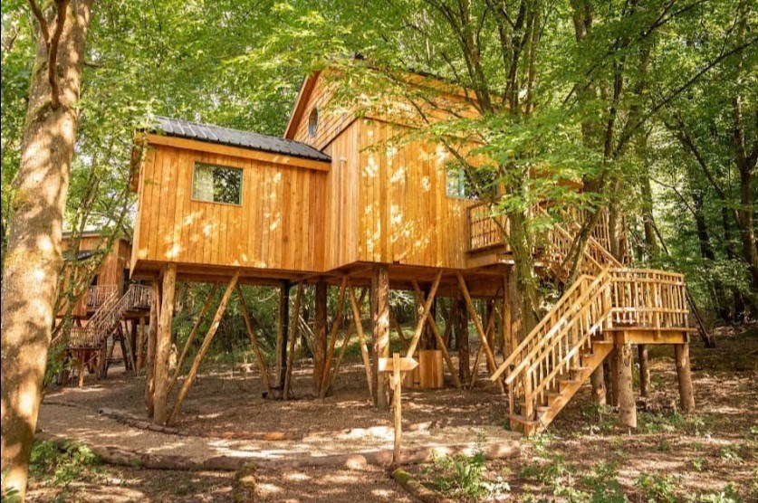 Unieke Boomhut met overdekt terras en Scandinavisch bad