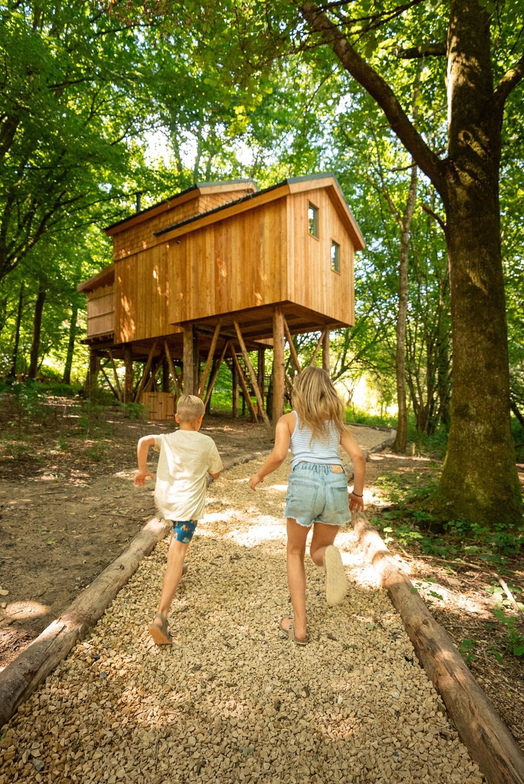 Unieke Boomhut met overdekt terras en Scandinavisch bad