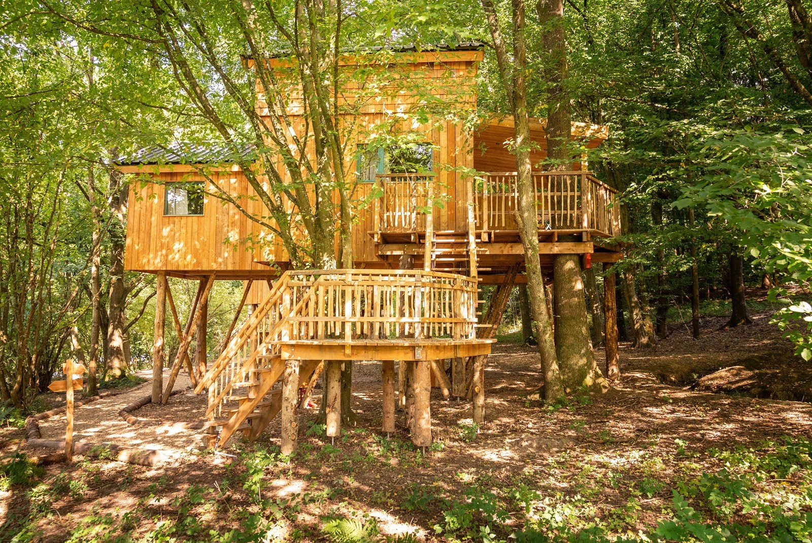 Unieke Boomhut met overdekt terras en Scandinavisch bad