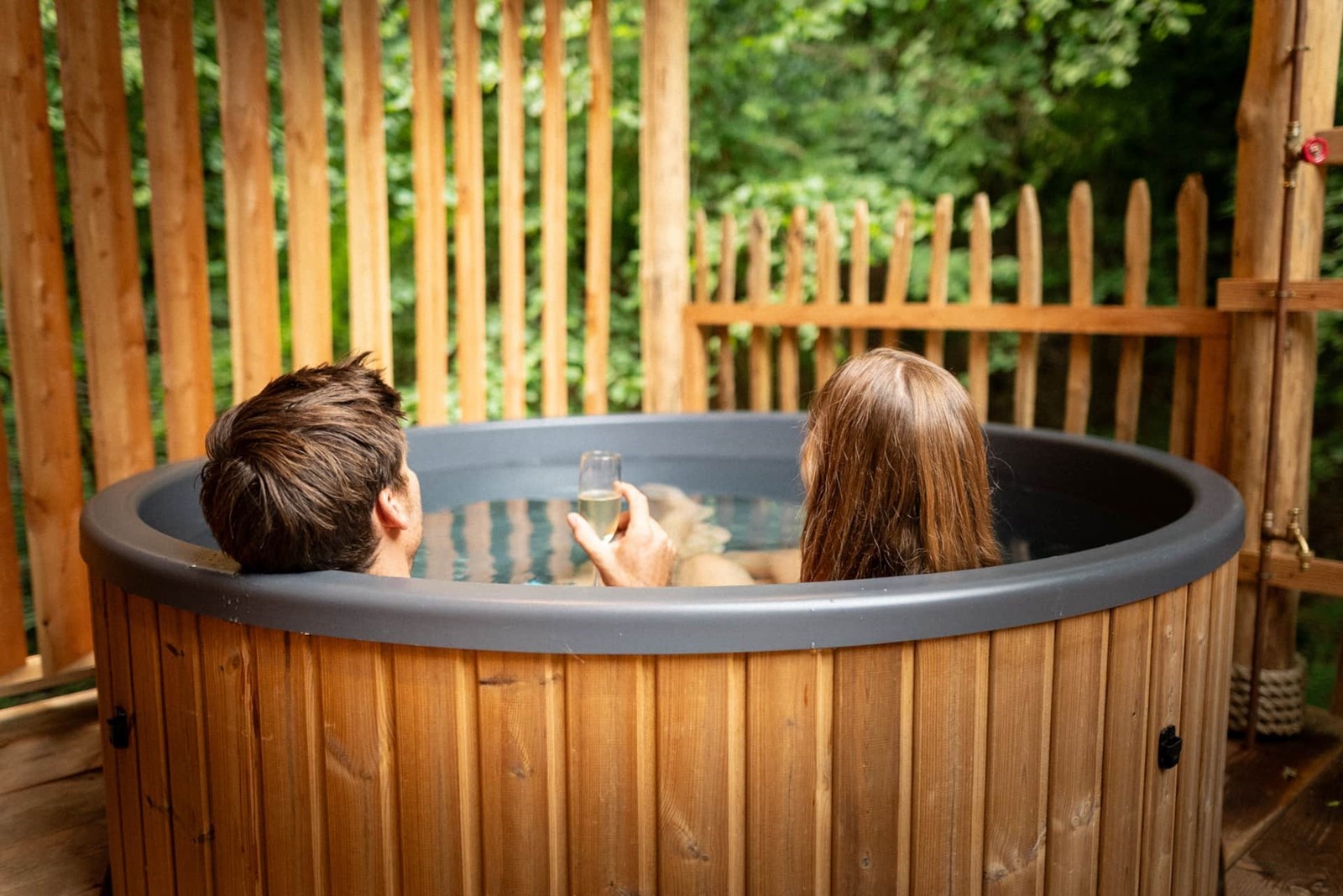 Unieke Boomhut met jacuzzi en sauna op het terras