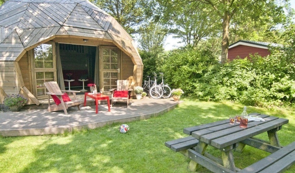 Houten Iglo, een kunstwerk als kampeeraccommodatie