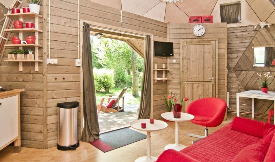 Houten Iglo, een kunstwerk als kampeeraccommodatie