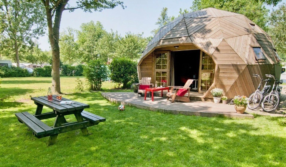 Houten Iglo, een kunstwerk als kampeeraccommodatie