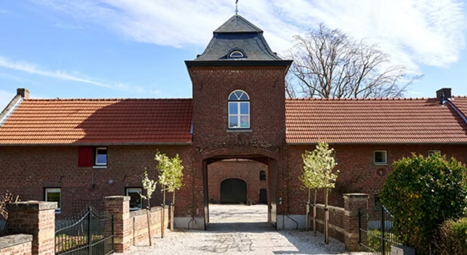 Voormalige koestal op een monumentale Limburgse hoeve