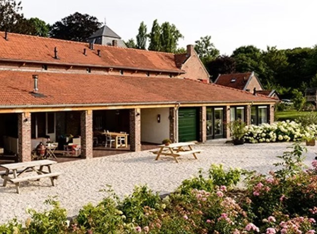 Voormalige koestal op een monumentale Limburgse hoeve