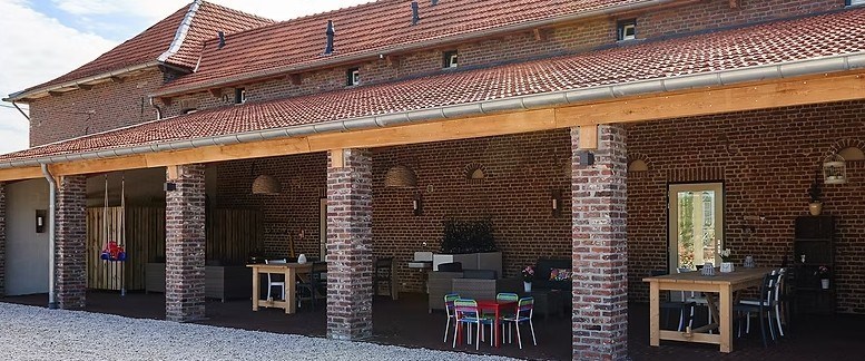 Voormalige koestal op een monumentale Limburgse hoeve