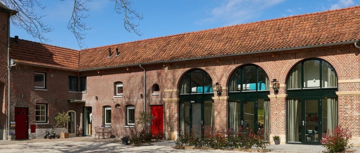 Koetshuis op een monumentale Limburgse hoeve