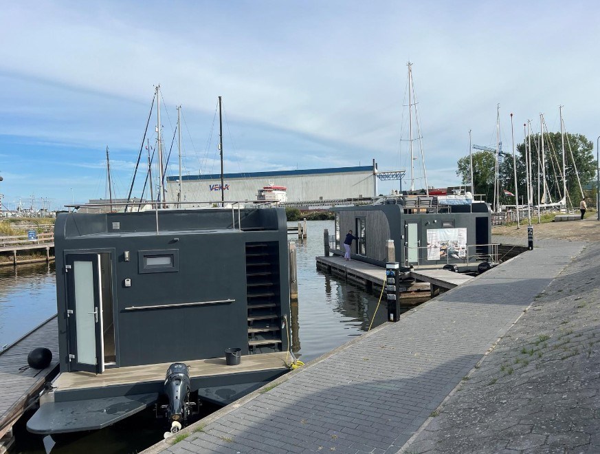 Luxe Houseboat in Lemmer