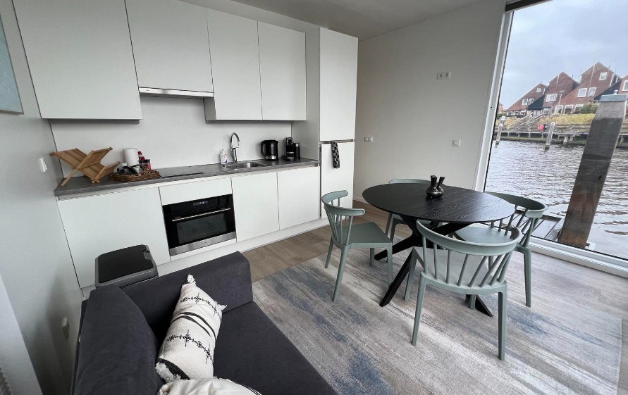 Luxe Houseboat in Lemmer