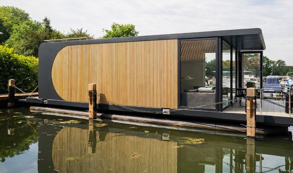 Luxe Houseboat in Lemmer