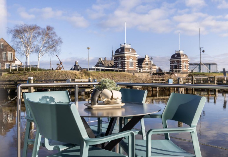 Luxe Houseboat in de haven van Lemmer