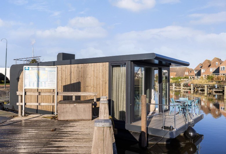 Luxe Houseboat in de haven van Lemmer