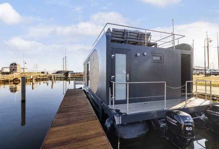 Luxe Houseboat in de haven van Lemmer