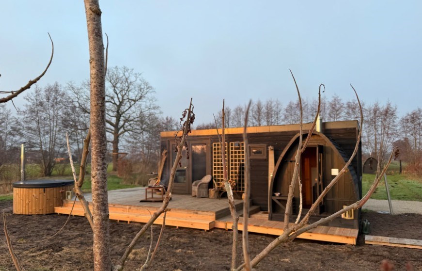 Tiny house met privé sauna en hottub onder de sterren op een kunstzinnig landgoed