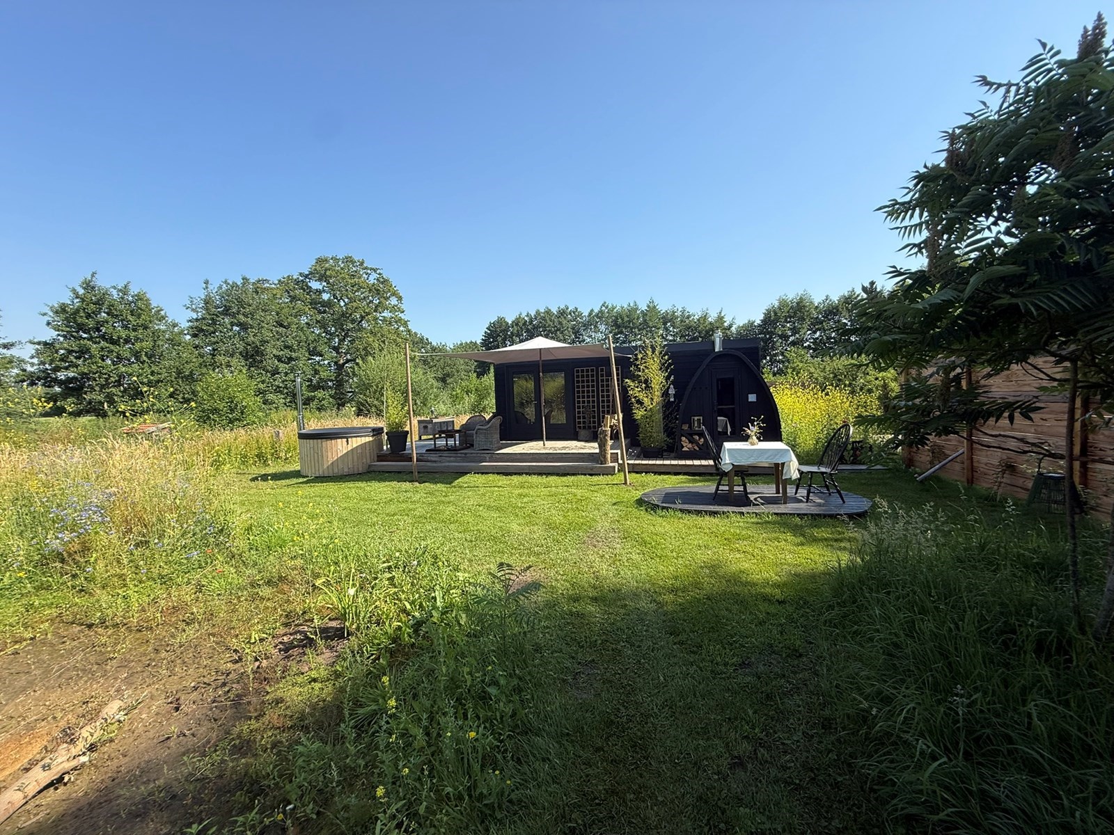 Tiny house met privé sauna en hottub onder de sterren op een kunstzinnig landgoed