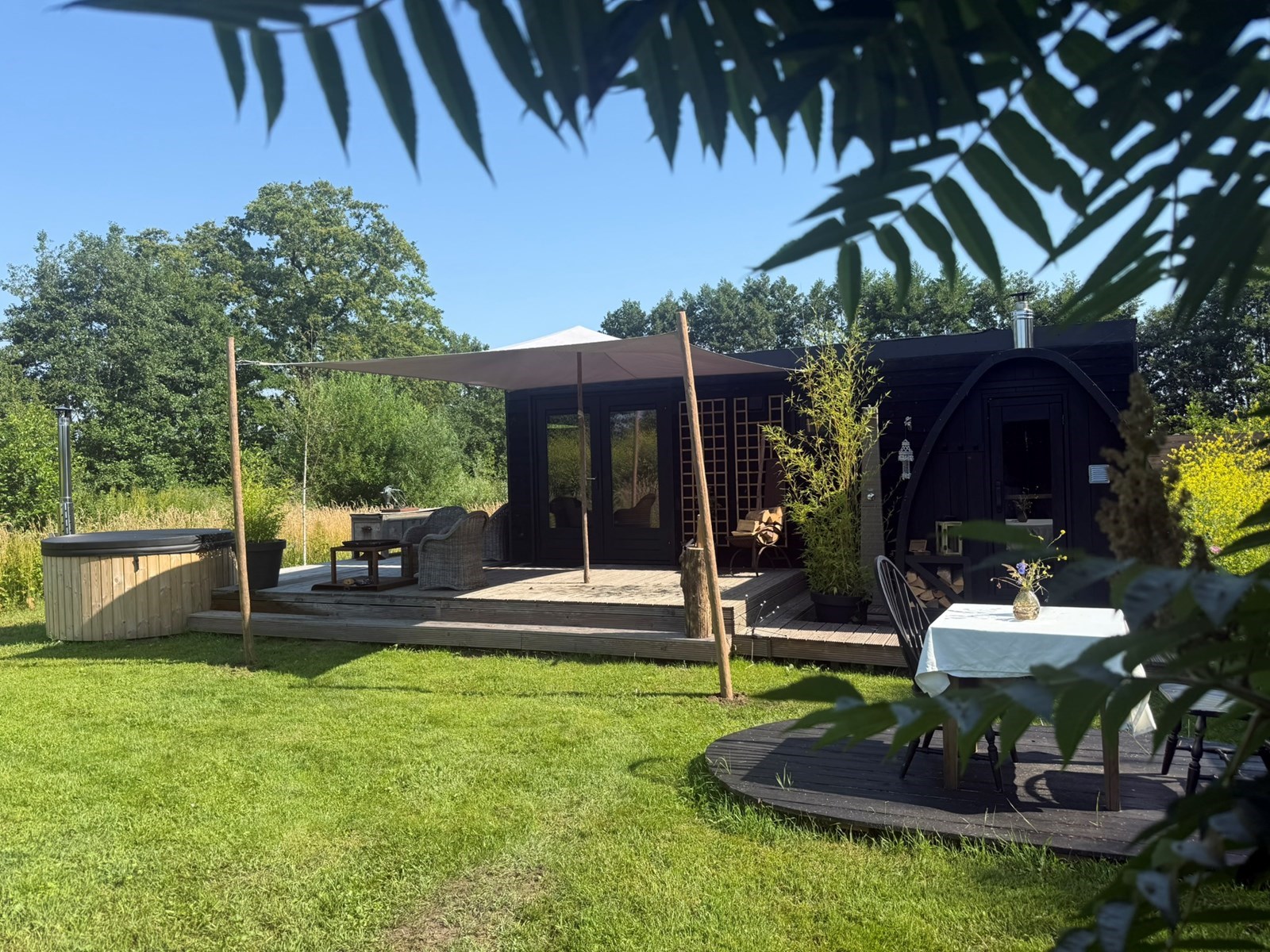Tiny house met privé sauna en hottub onder de sterren op een kunstzinnig landgoed
