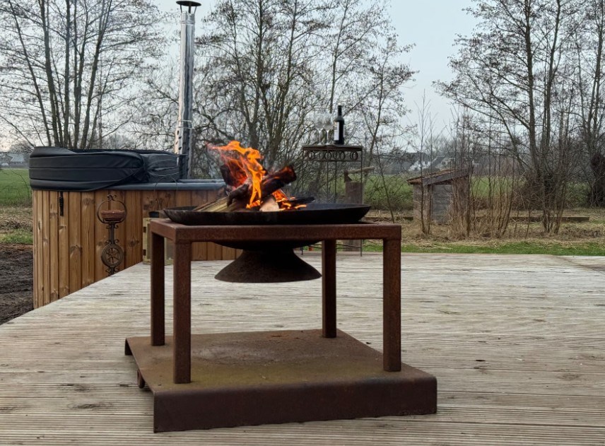 Tiny house met privé sauna en hottub onder de sterren op een kunstzinnig landgoed