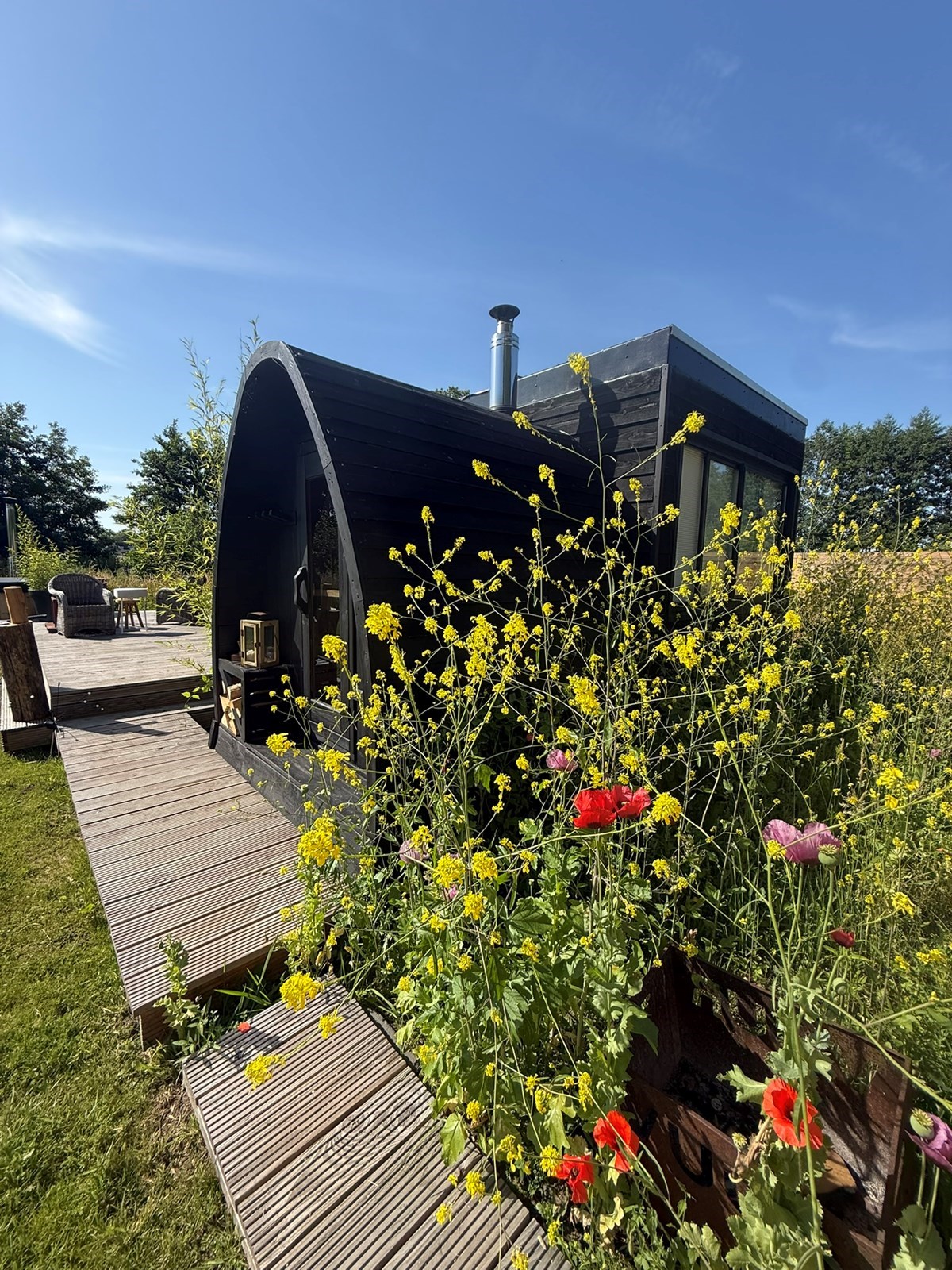Tiny house met privé sauna en hottub onder de sterren op een kunstzinnig landgoed