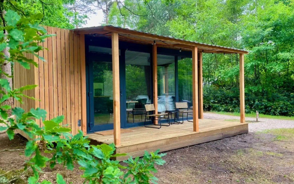 Slapen in een bos cabin, een hotelkamer tussen de bomen