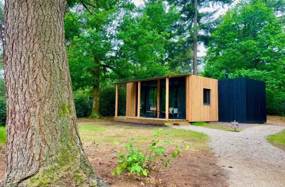 Slapen in een bos cabin, een hotelkamer tussen de bomen