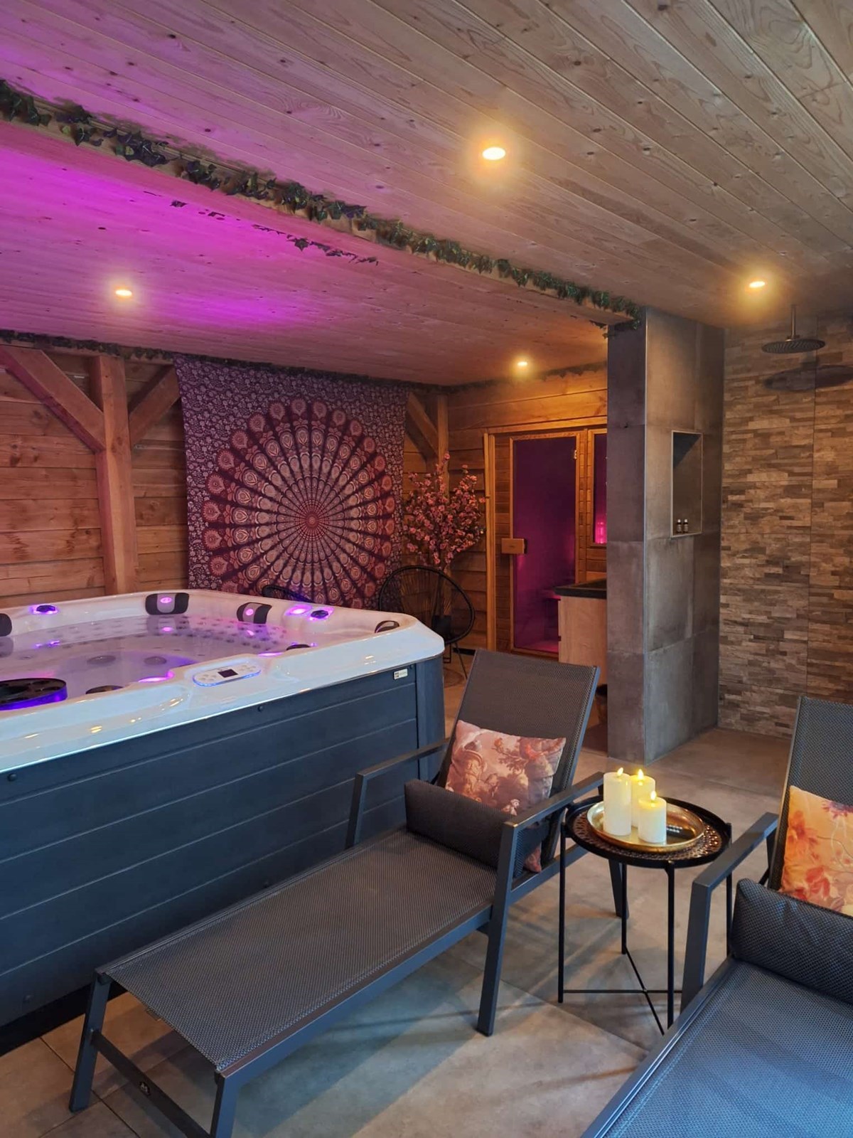 Romantische wellness studio met privé jacuzzi en sauna