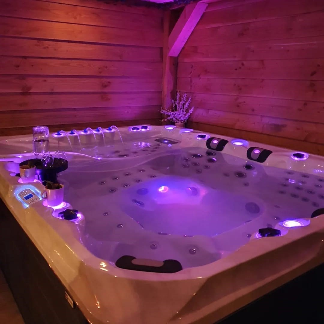 Romantische wellness studio met privé jacuzzi en sauna