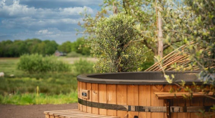 Bijzonder natuurhuisje met wellnessplein in een boomgaard en direct grenzend aan een natuurgebied