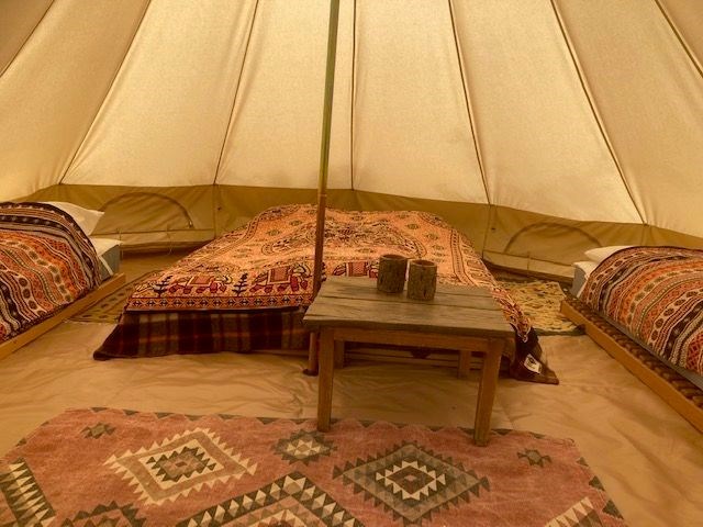 Avontuurlijk overnachten in een Huifkar midden in de natuur