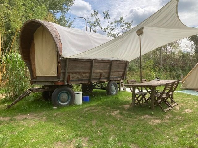 Avontuurlijk overnachten in een Huifkar midden in de natuur