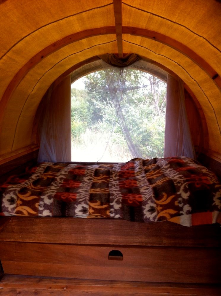 Avontuurlijk overnachten in een Huifkar midden in de natuur