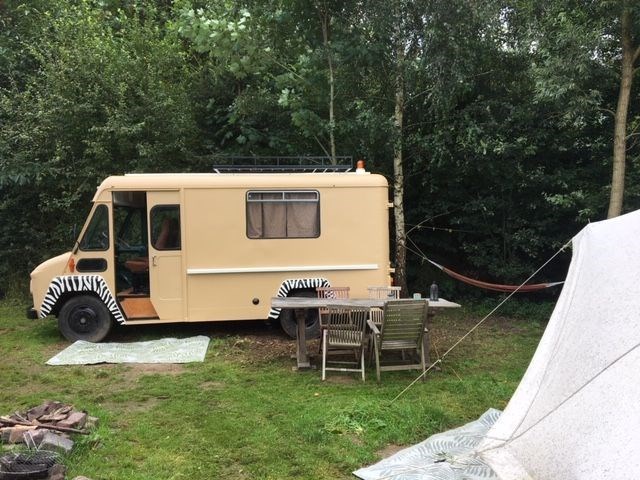 Origineel overnachten in een oldtimer safari camper