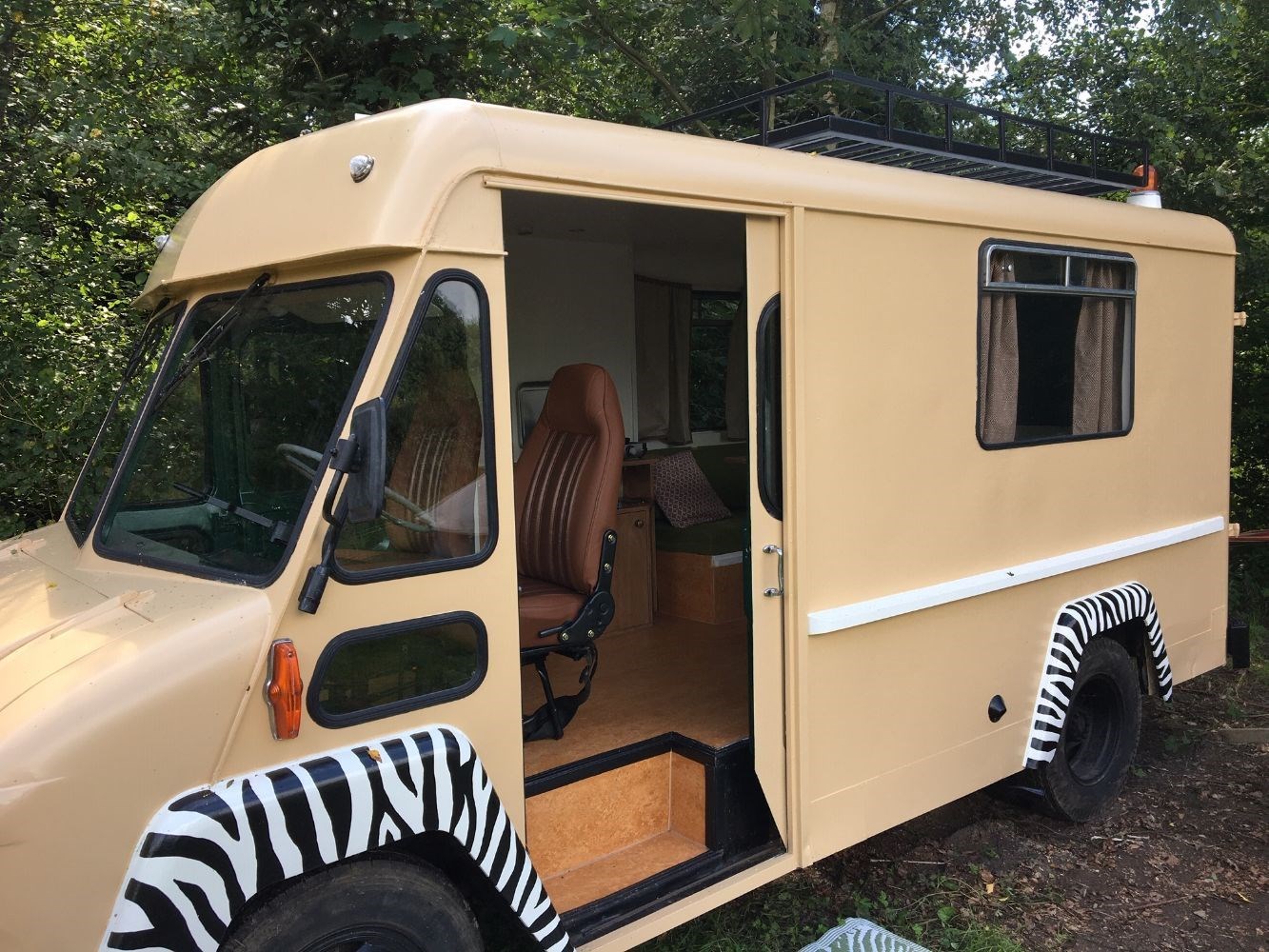 Origineel overnachten in een oldtimer safari camper