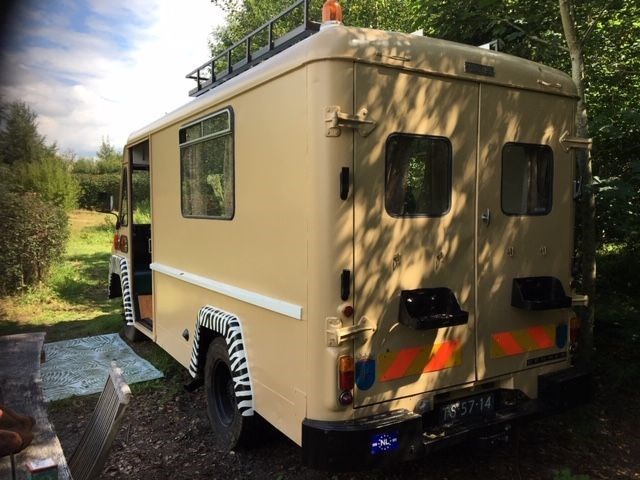 Origineel overnachten in een oldtimer safari camper