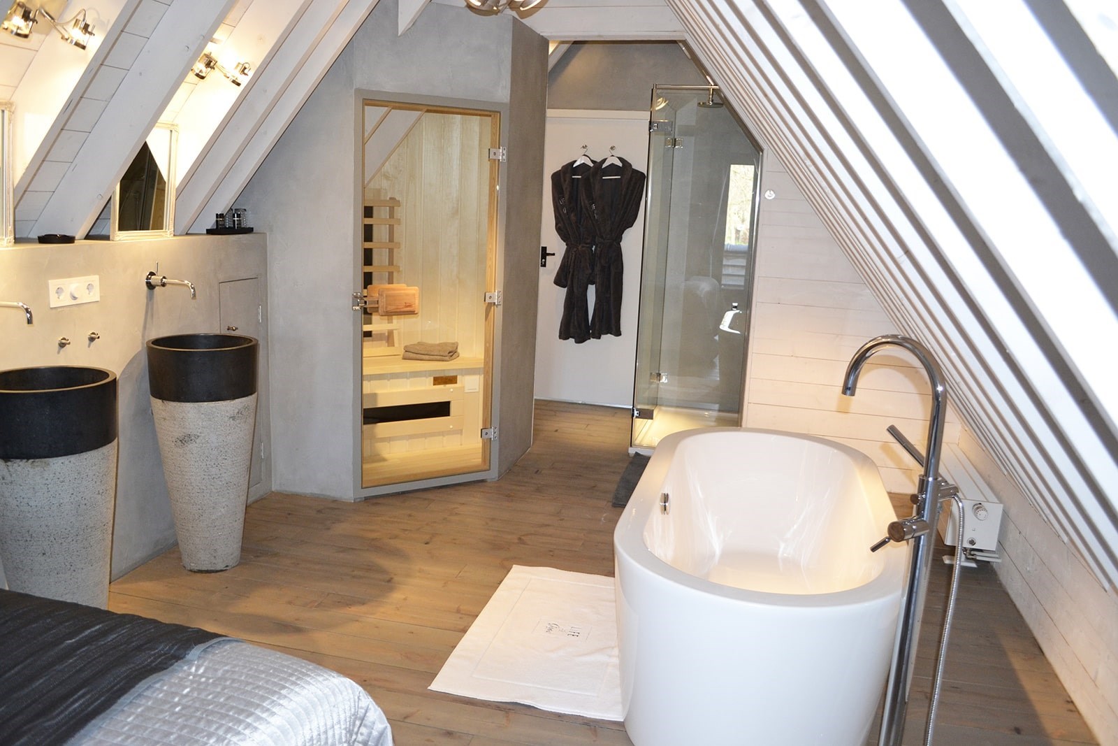 Het enige 5 sterren ‘eenkamerhotel’ van Nederland met vrijstaand bad, sauna en je eigen fitnessruimte