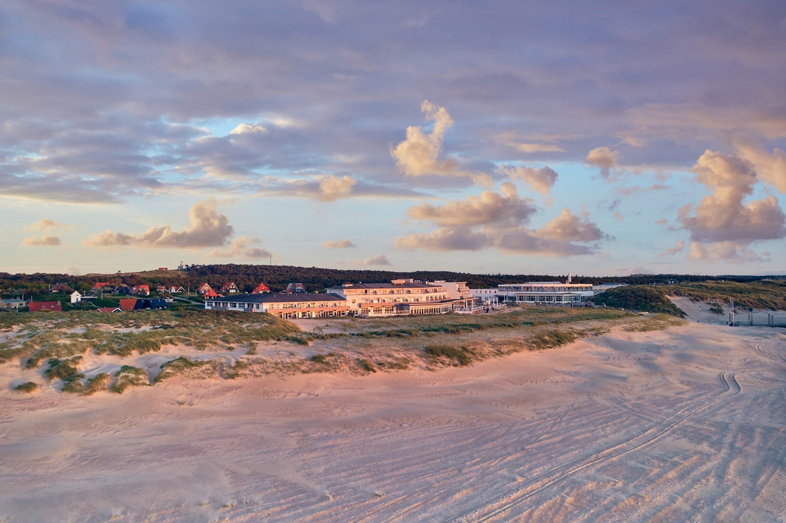 Strandhotel op Vlieland. Nergens in Nederland vind je een hotel zó vrij en dicht aan zee