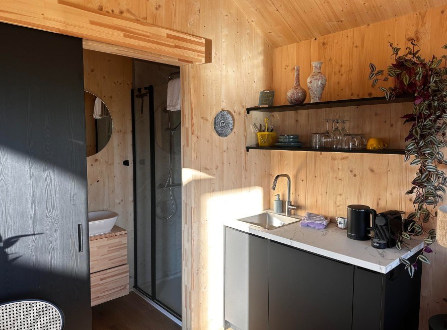 Bijzonder natuurhuisje met wellnessplein in een boomgaard en direct grenzend aan een natuurgebied