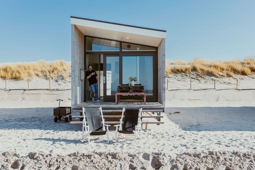 Slaap op het strand in een strandhuisje