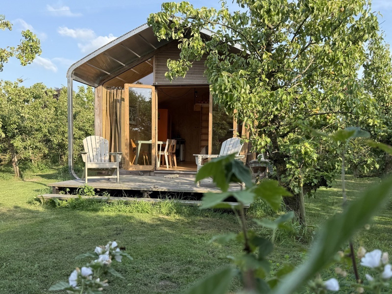 Duurzaam huisje van gerecycled karton in de perenboomgaard