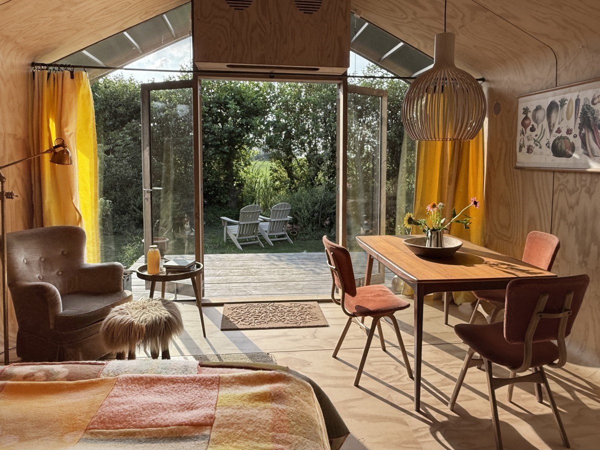 Duurzaam huisje van gerecycled karton in de perenboomgaard