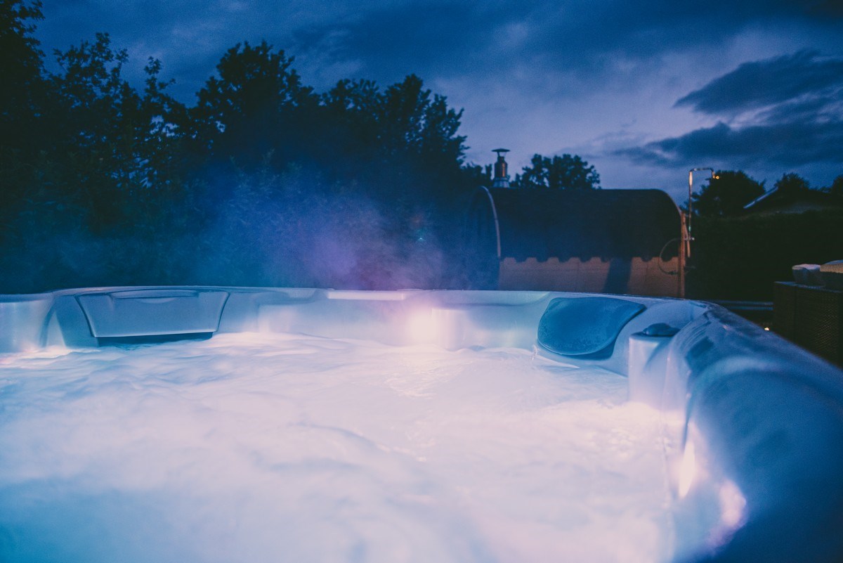 Wellnesshuisje met 4-persoons jacuzzi & houtgestookte sauna