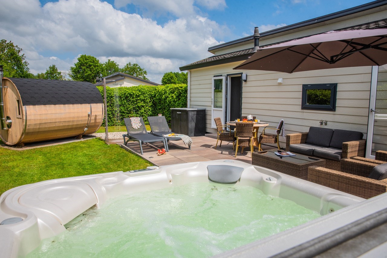 Wellnesshuisje met 4-persoons jacuzzi & houtgestookte sauna