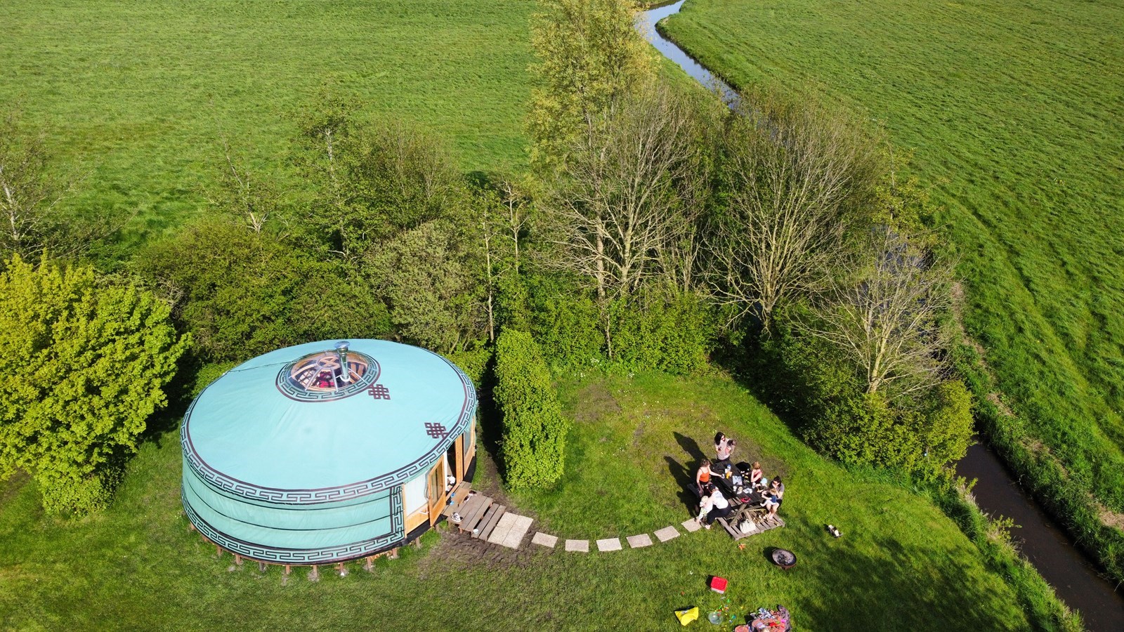 Yurt op het mooiste plekje van de camping aan de rand van het weiland