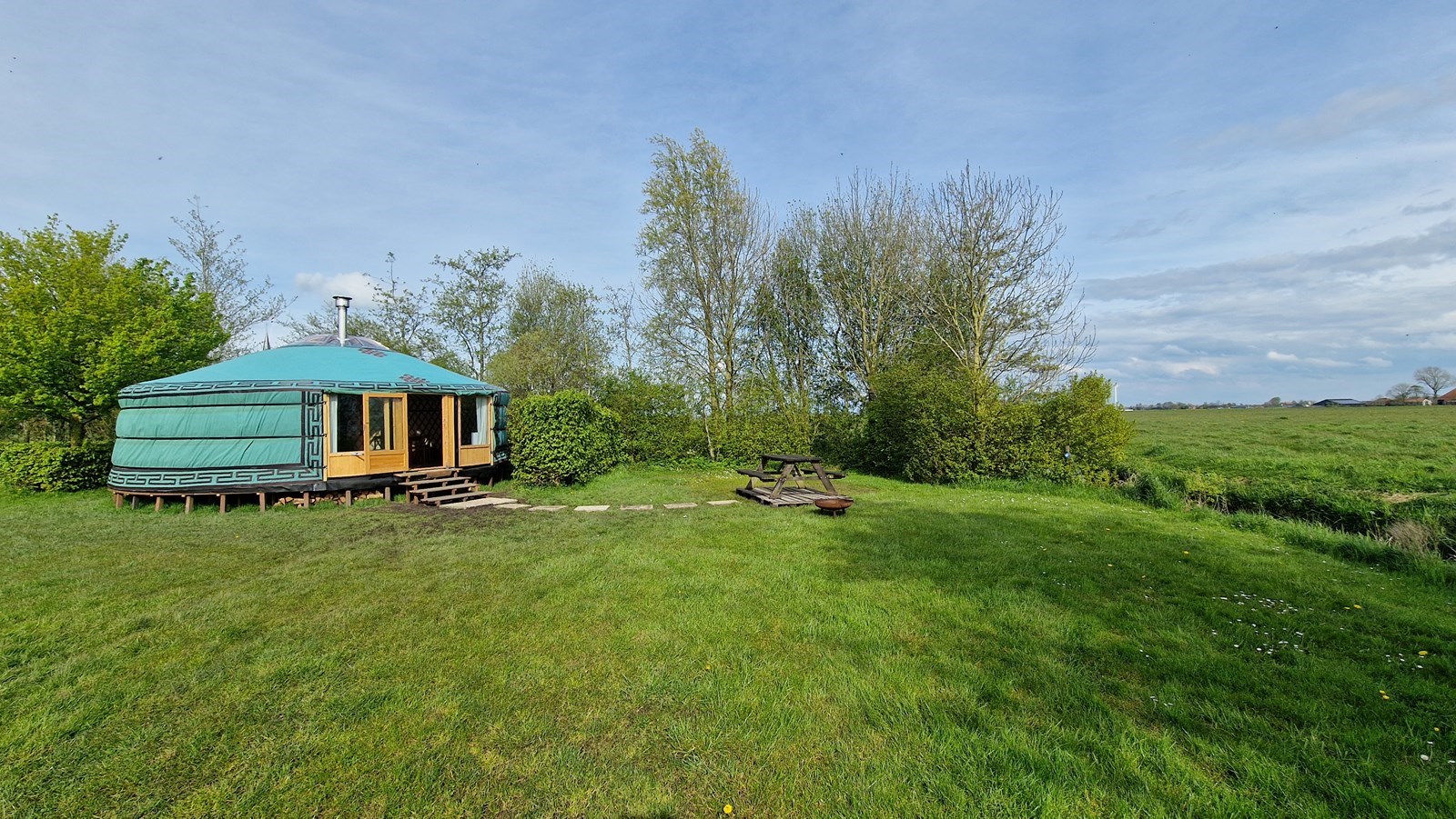 Yurt op het mooiste plekje van de camping aan de rand van het weiland