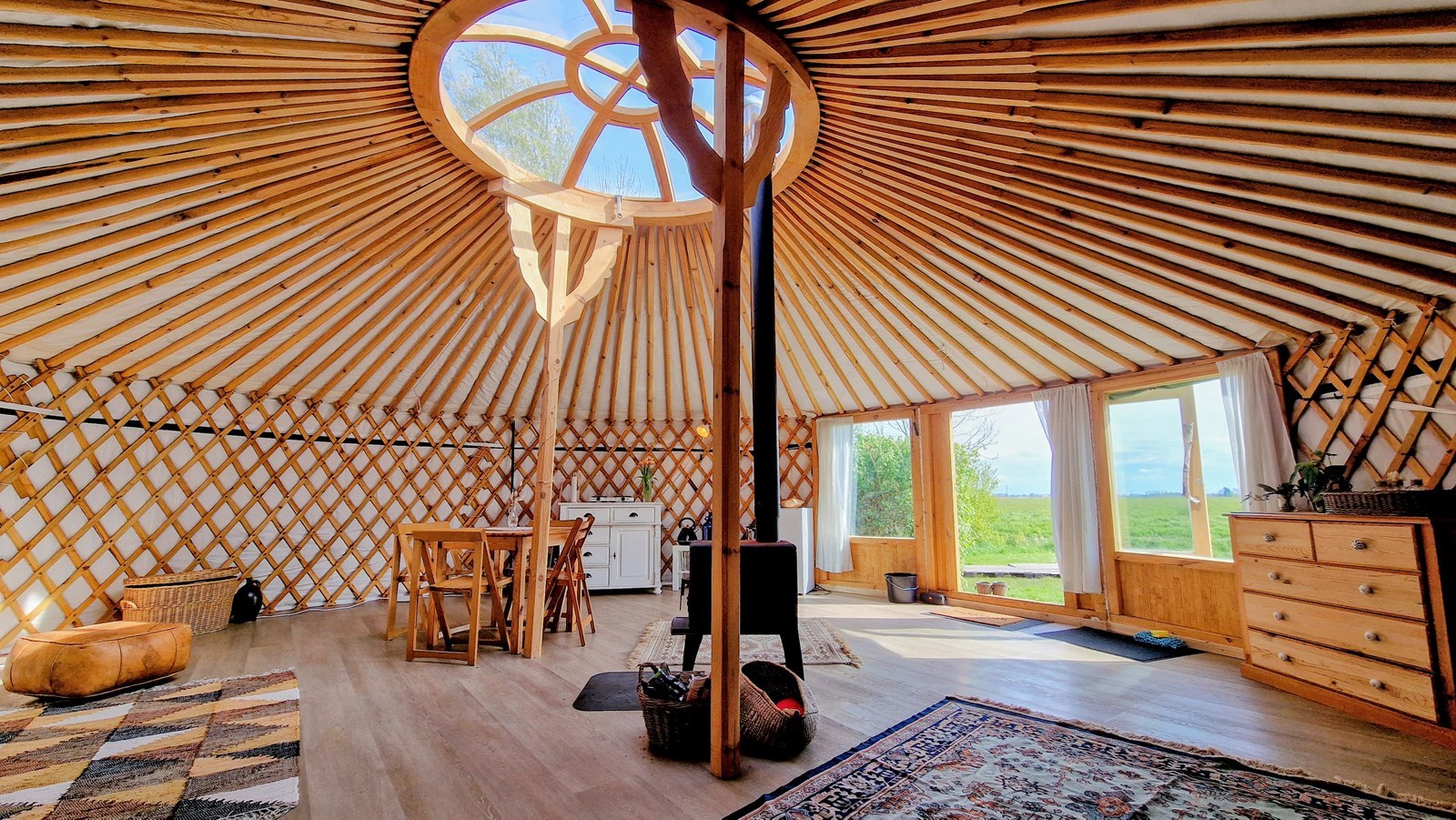 Yurt op het mooiste plekje van de camping aan de rand van het weiland