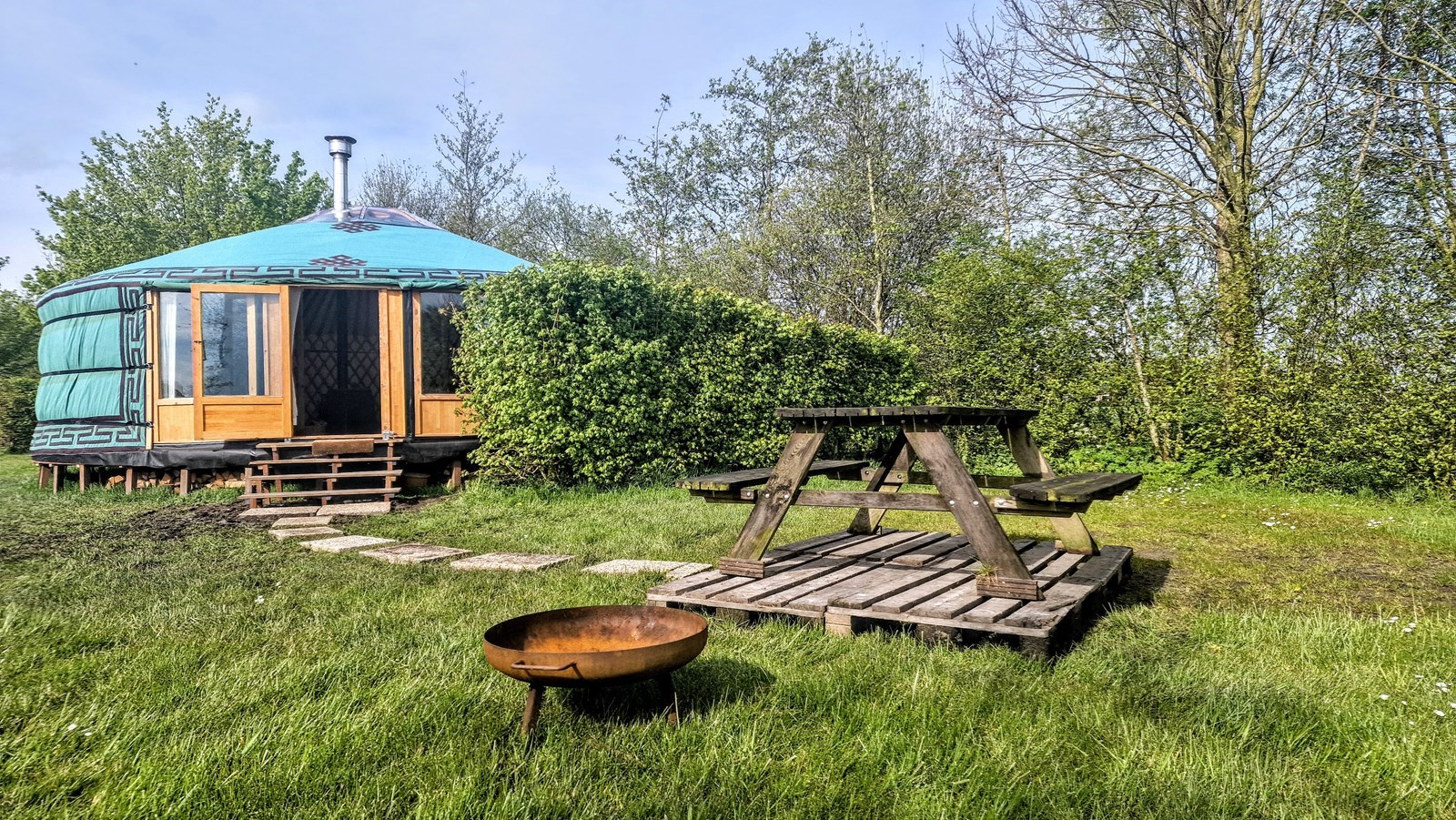 Yurt op het mooiste plekje van de camping aan de rand van het weiland
