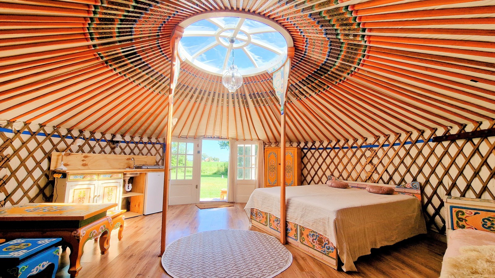 Traditionele Yurt met een heerlijk uitzicht over de uitgestrekte weilanden