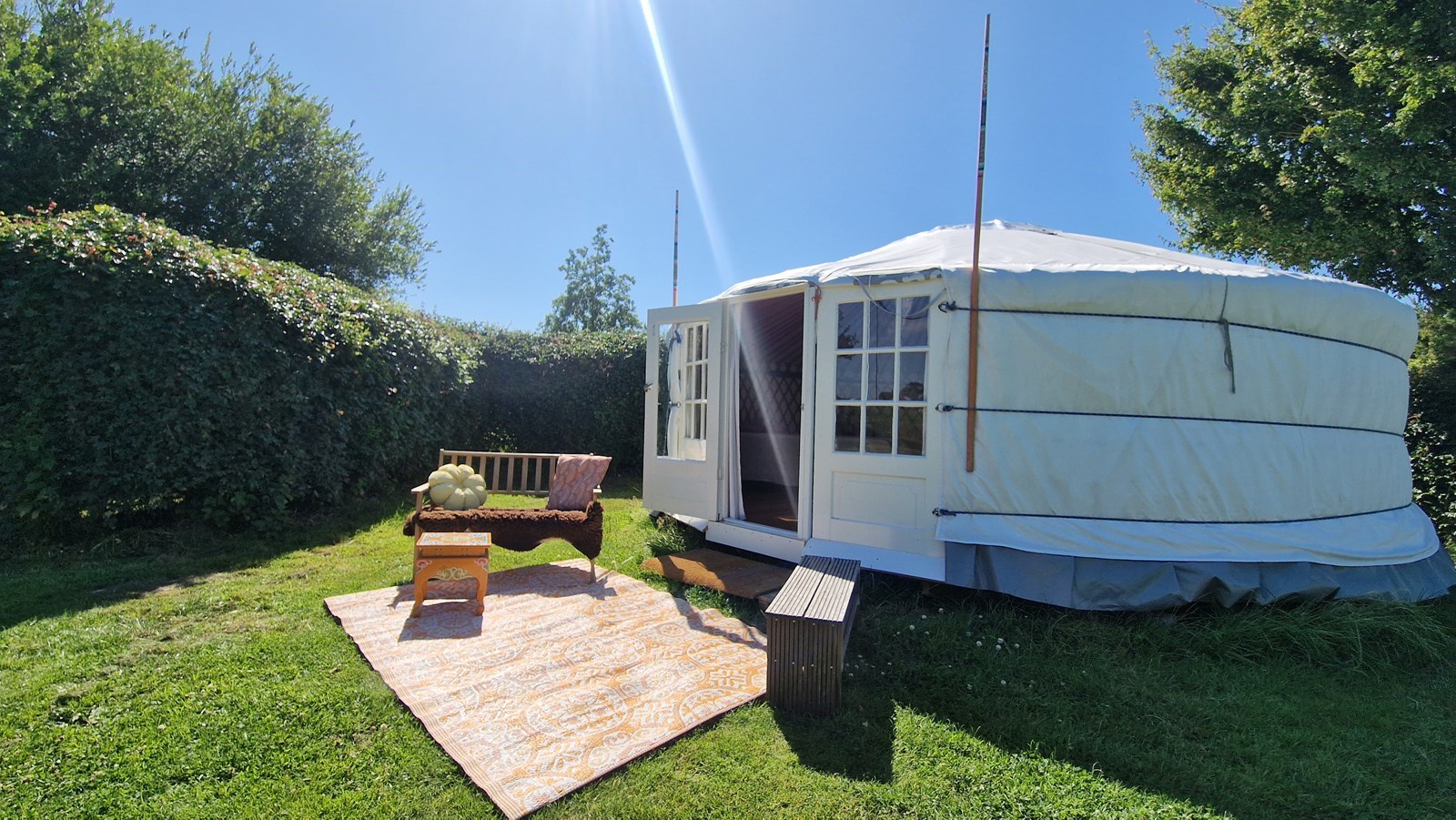Traditionele Yurt met een heerlijk uitzicht over de uitgestrekte weilanden